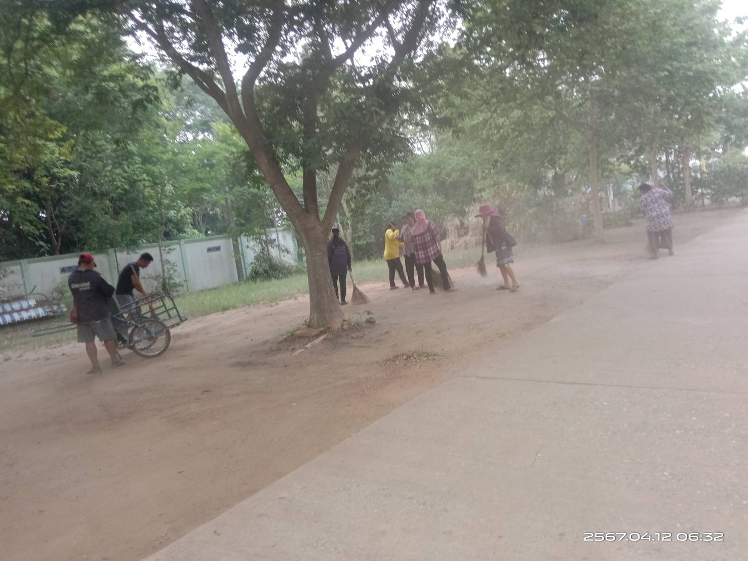 12 เม.ย. 67 อาสาสมัครสาธารณสุขประจำหมู่บ้าน (อสม.) บ้านก้าวพัฒนา หมู่16 จิตอาสา ทำความสะอาดบริเวณรอบๆ โรงพยาบาลส่งเสริมสุขภาพตำบลหนองระเวียง อ.พิมาย (รพ.สต.)