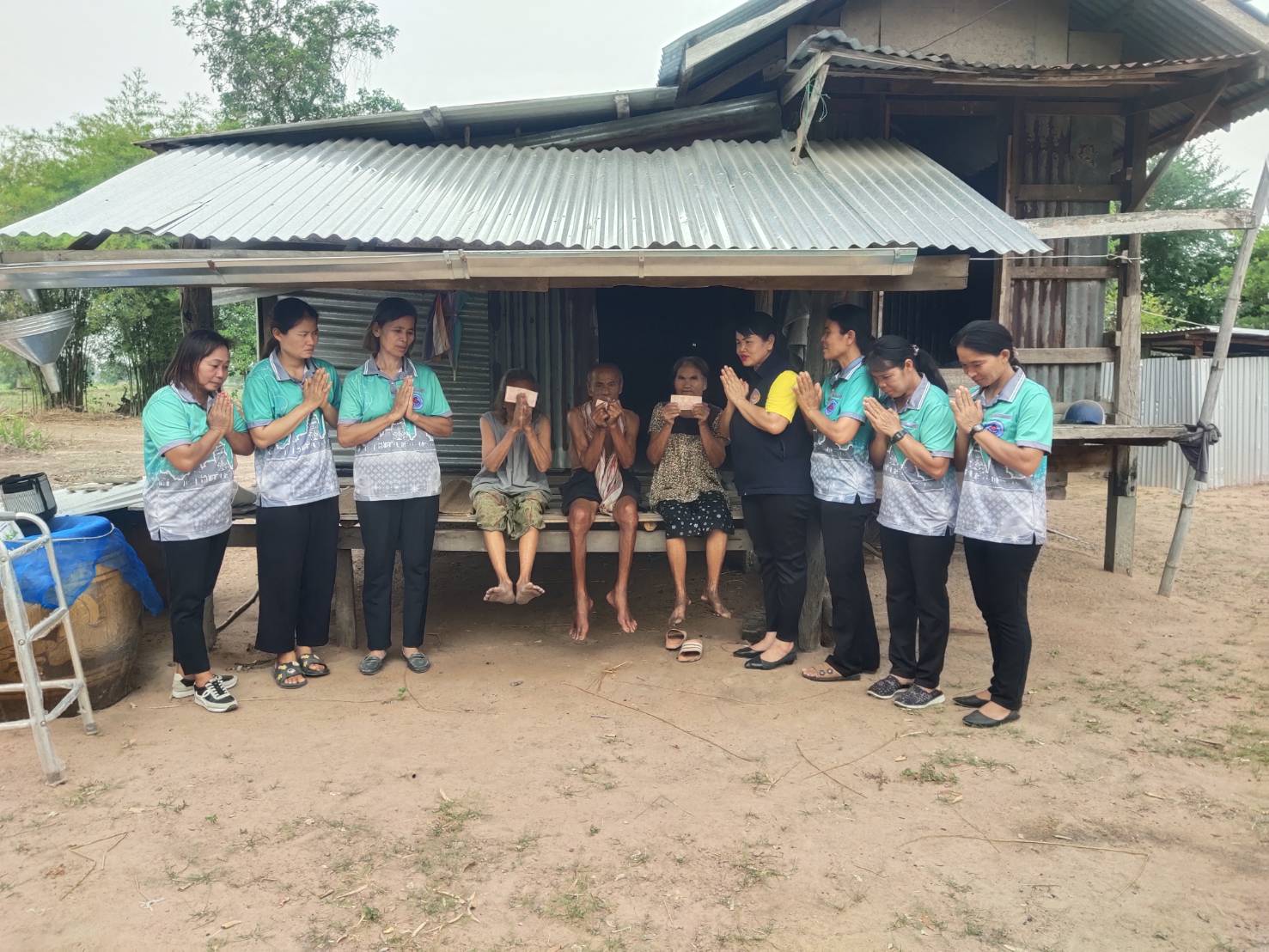 14 เม.ย. 2567 นำทีมโดย ผู้ใหญ่สมปอง วาจาสัตย์ ทั้ง ผู้ช่วยผู้ใหญ่บ้าน, อสม. ออกเยี่ยมให้กำลังใจผู้ป่วยติดเตียงและผู้พิการในหมู่บ้านนาตาหิน ต.หนองระเวียง